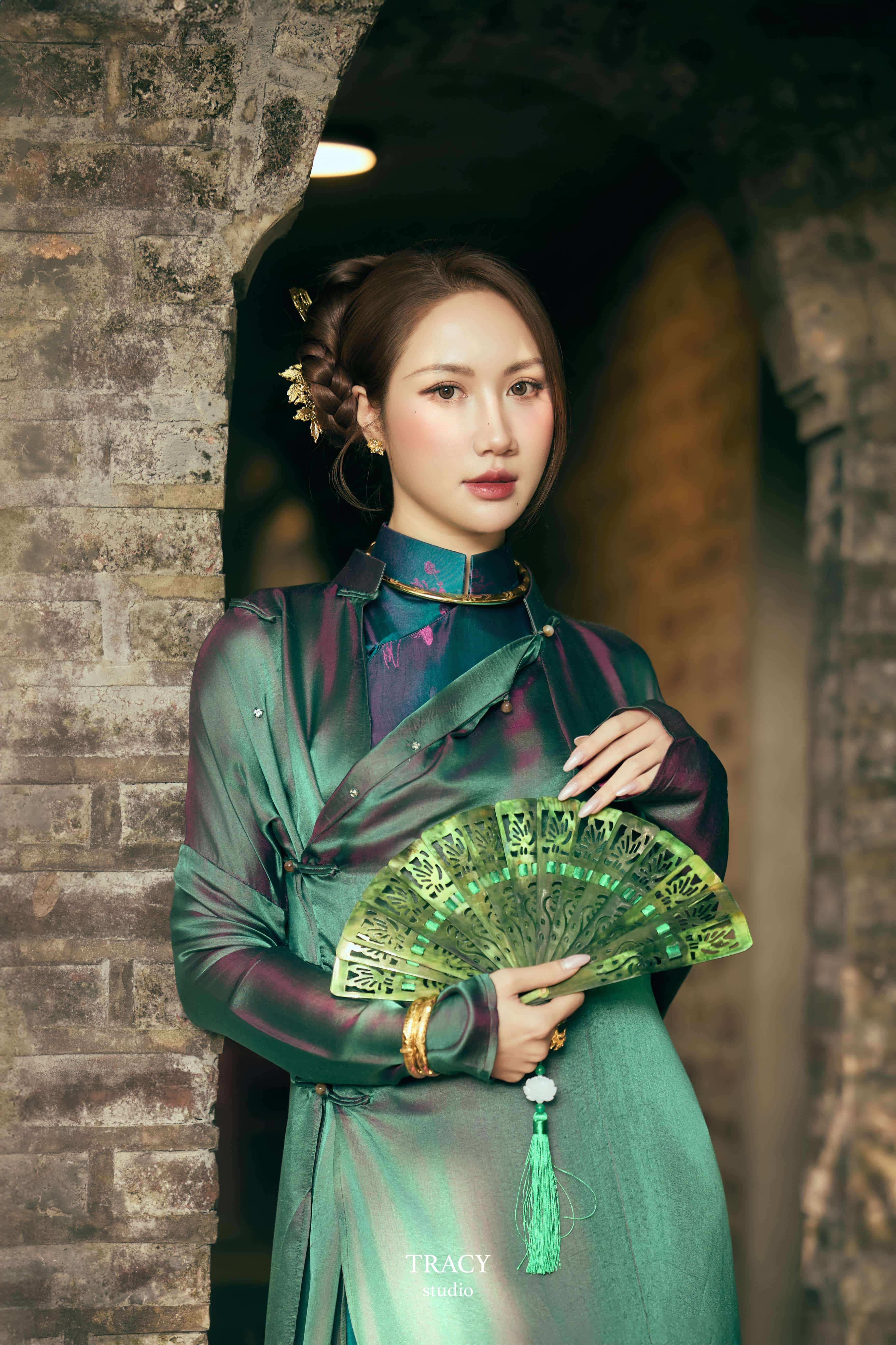 frontend/img/gallery/anh-tet-yem-ao-dai/tracy-studio-chup-concept-ao-dai-chi-mai (11).jpg